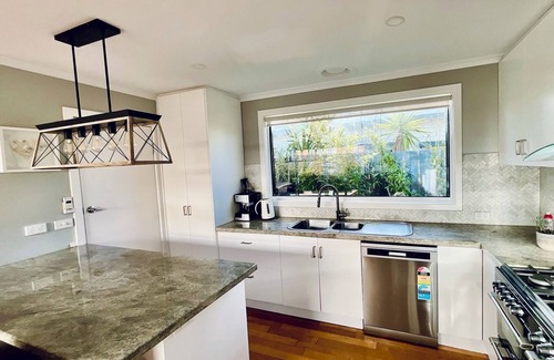 Edithvale House | 5BR Beachfront 🏠 30m to Beach, Reno 2024, Amazing 180° Ocean Views , 🐶Friendly