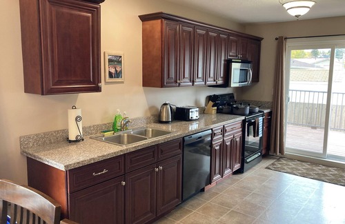 Pouce Coupe House | ❤️ 5br Crew House: Large, Bright, Fully Stocked, near Dawson Creek