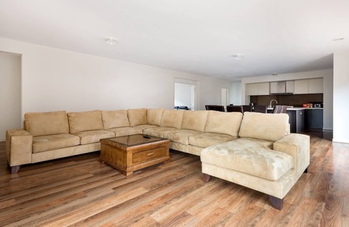 Truganina House | 5br Luxury House 20 Min To Cbd Spacious Living