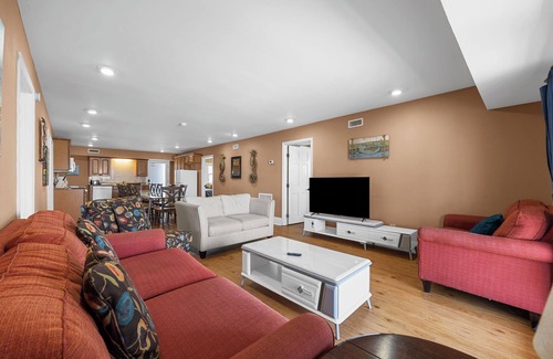 Cherry Grove Beach Condo | 5BR Oceanfront Unit w/Hot Tub - 7 Days Grace #2