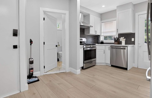 Winter Hill Apartment | 5BR3Bath + Yard in Somerville LUX Retreat Home