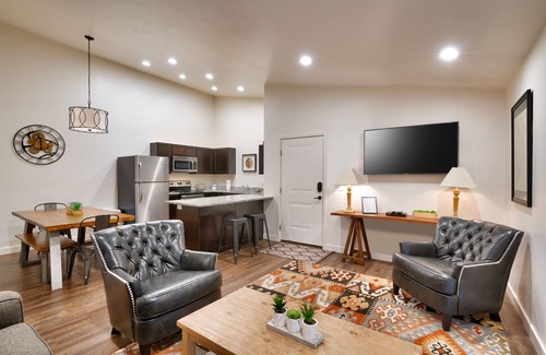 Moab South Valley Condo | 5K Top Floor Moab Redcliff Condo, POOL & HOT TUB