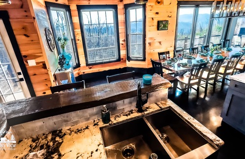 Gatlinburg - Pigeon Forge Cabin | 6 Bed 5 Bath-Modern Luxury Cabin-Mtn Views-Sleeps 20-King Suites-Hot Tub-Theater