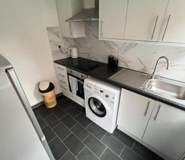 Erdington House | 6 bed house - 12 minutes to City Centre