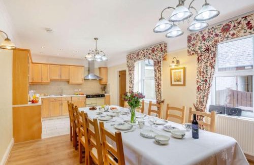 Harlech House | 6 Bed in Harlech 89630
