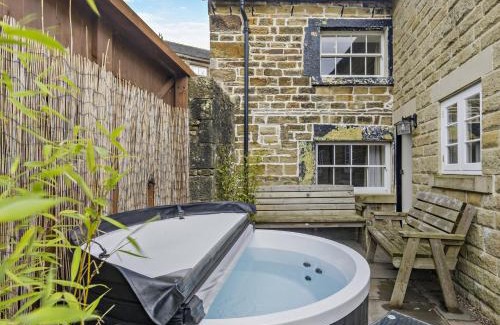 Longnor House | 6 Bed in Longnor 77369
