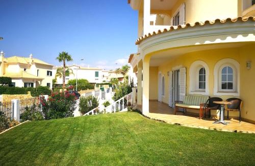 Olhos D'Agua Villa | 6 Bedroom Villa Brady Private with pool and garden
