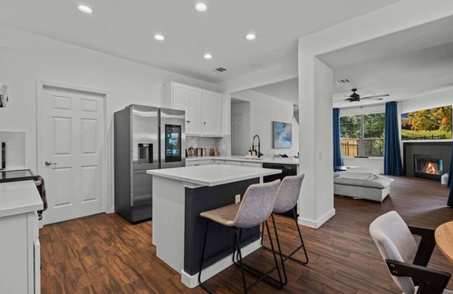 McKinney Apartment | 6 Bedroom Villa | Pool | Hot Tub | Party Cabana