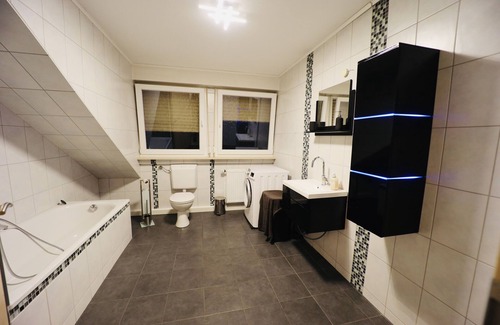 Marienloh House | 6 bedrooms, 11 beds, 2 living rooms, own parking spaces