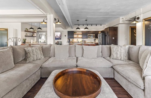 Wholesale District Apartment | 6 BR Condo in the Heart of Indy - 3 blocks to ICC