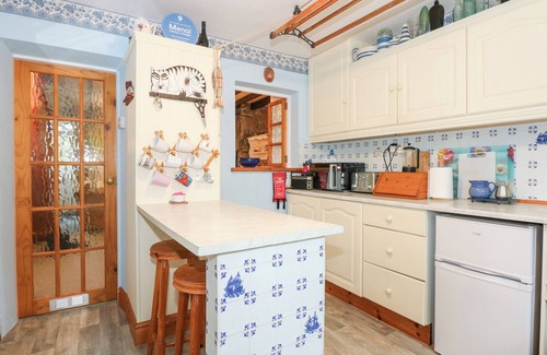 Llanystumdwy House | 6 MAEN Y WERN, pet friendly, character holiday cottage in Criccieth