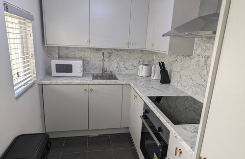 Southgate House | 6 minutes from Gatwick Airport. 33 minutes from Central London by train.