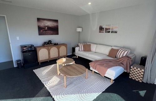 Kawarau Falls Apartment | 6 minutes from Queenstown airport - a modern & stylish retreat