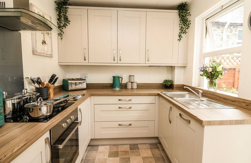 Dolgellau Cottage | 6 UPPERFIELD STREET, pet friendly, with open fire in Dolgellau