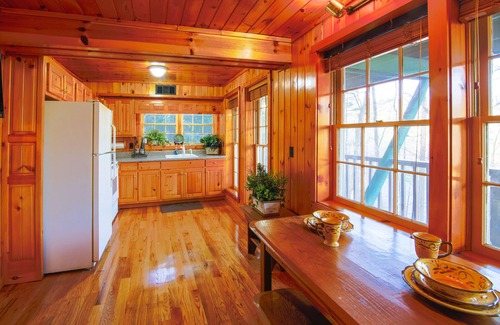 Helen Cabin | 60 Second Walk to Downtown/Cozy n Cute/Romantic/Free Parking/Jacuzzi