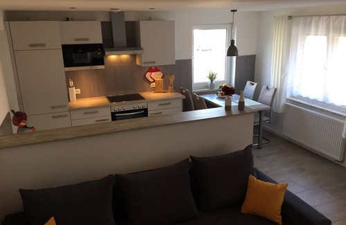 Michelau Apartment | 65qm große barrierefreie Ferienwohnung mit Fußbodenheizung und Garten für 2 Personen plus Kind