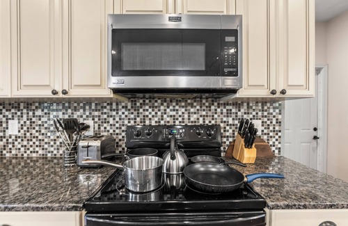 Biddleville House | 6bd 4bth, 9 beds - Uptown, Airport, Blume, Nascar HOF & BOA Stadium