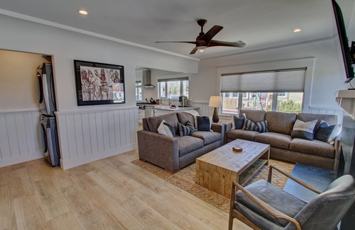 Balboa Peninsula House | 6bd-5.5b A/C Bikes Desk private courtyard/Jacuzzi