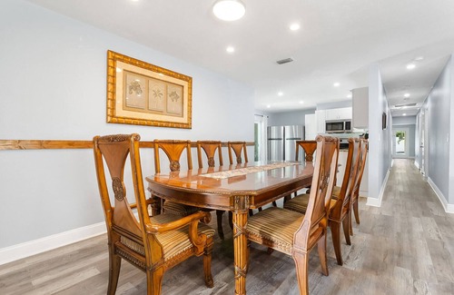 Naples Park House | 6bdr/4bath tropical paradise with heated pool and lanai, 1 mile from the beach