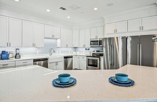 Ocean Drive House | 6BR Game Room, Shared Pool, EV Charger -Diamblu