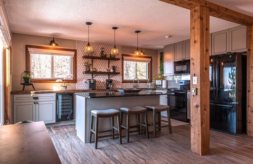 Snowshoe House | 6BR Mtn House, Spectacular Valley and Sunset Views, Rec Room, Hot Tub, Fire Pit