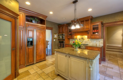 South Tulsa House | 7,000 Sqft At 'The Columns' Estate In South Tulsa