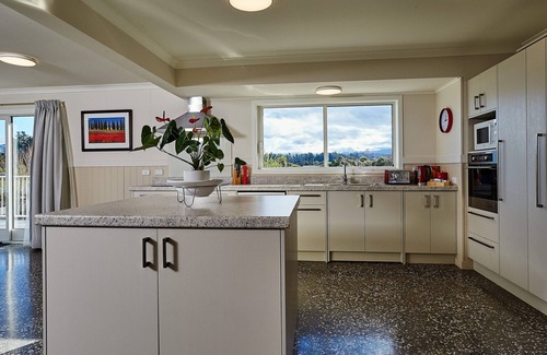 Kaikoura Cabin | 7 Bedroom Home with Mountain Views, free wi-fi, ocean, golf, cycle track nearby