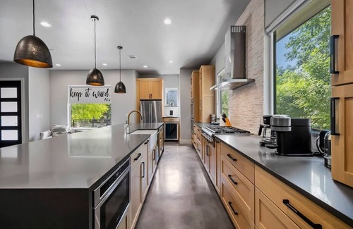 South Lamar House | 7 Bedroom near South Lamar - Hot tub|Sauna|Firepit