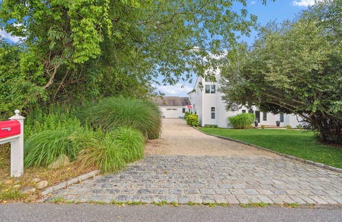 Montauk Villa | 7 Bedroom Villa Retreat Overlooking Lake Montauk
