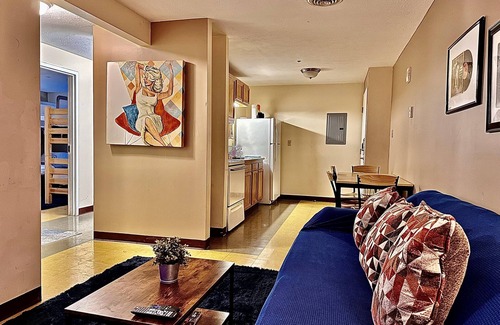 Downtown Pittsburgh Apartment | 7 Beds Explore Downtown Pittsburgh Large Groups