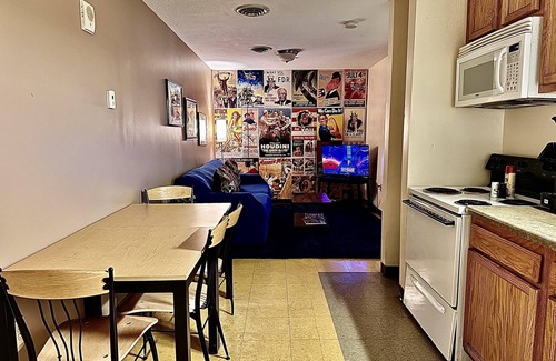 Downtown Pittsburgh Apartment | 7 Beds Explore Downtown Pittsburgh Large Groups