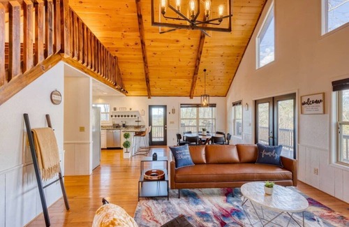 Blue Ridge House | 7 Min to Downtown! Sleeps 10 ~ Hot Tub ~ Fire Pit