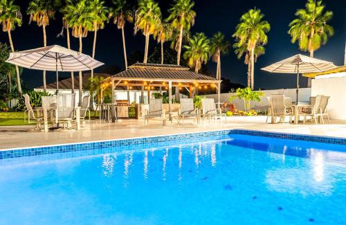 Palma Sola House | 75 Palms! Sleeps 23! Luxury 1 acre lot Pool and Spa, Putting Green & Game Room!