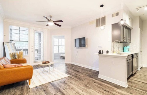 South Central Houston Apartment | 7550 Kirby Dr