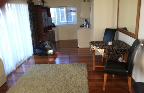 Westshore Apartment | ' 79'nMIN STAY 1 MONTH Napier Westshore nBEACHFRONT APARTMENT.