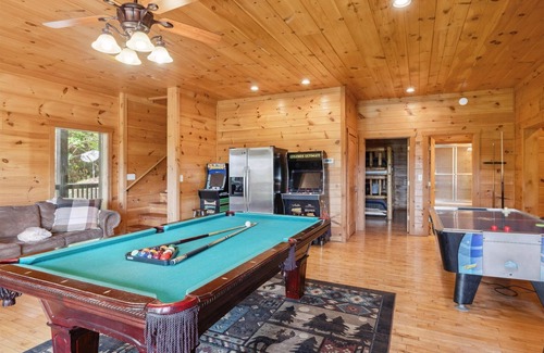 Pittman Center Cabin | 7BR/7BA Best Cabin View in Gatlinburg! Perfect for your Family's Vacation!