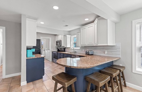 Holiday Beach House | 7BR Beach House, Steps to Beach, Renovated 2024, Ideal for Families, Sleeps 20