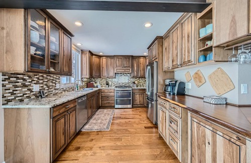 Peak 8 House | 7th Night FREE! Can Ski Out. Sleeps 15. Fireplace. BBQ. Priv Hot Tub. Amazing Views!