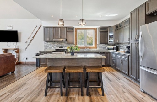 The Blue Mountains House | 8 BR Luxury Swiss Style Chalet w/Hot Tub