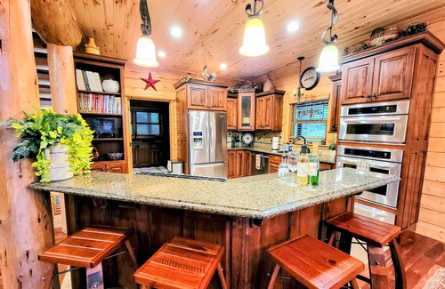 Hidden Lake Cabin | 8 min to BR Lux Lodge, new hot tub, views, all paved roads, and game room.