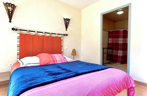 Estadens Cabin | 8-person self-catering cottage with shared pool and private garden facing the Pyrenees Mountains