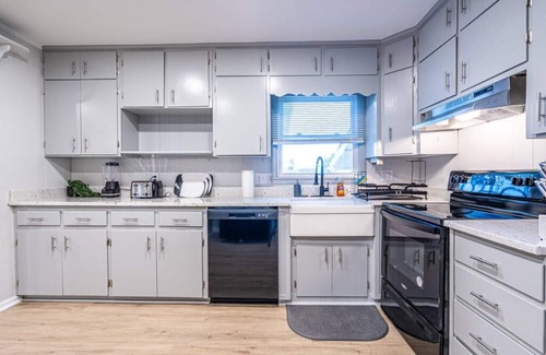 Huntsville House | 804 Vestavia · ⫷Urban Retreat⫸ Dual Master/Fiber WIFI Home