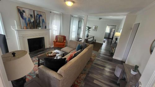 Crestline Heights House | 83rd Street Comfy Cottage