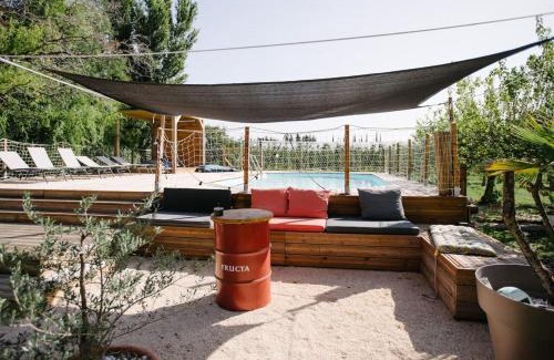 Althen-des-Paluds House | 84B5 - Hibiscus suite in an 18th century Provencal farmhouse
