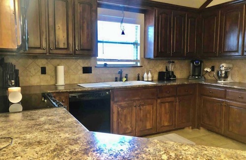 Amarillo House | 8beds, KING BED, fireplace, & whirlpool