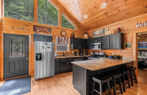 Gatlinburg - Pigeon Forge Cabin | 8BR lodge, ADA compliant, fishing pond.