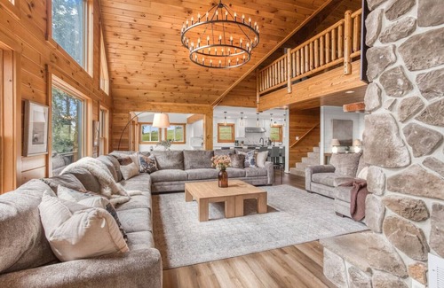 Waterfront Greens House | 8BR Water View Hot Tub 6 acres