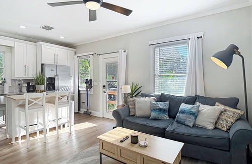 Seminole Heights House | 9 Mins to Downtown Tampa, Full Kitchen, King Bed, Balcony, Smart TV's