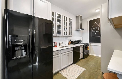 East Allegheny Apartment | 918 James #1 · King & Queen Beds