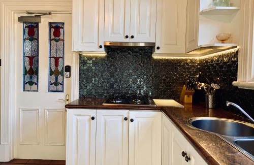 Richmond North House | 94 Highett - 5 bedroom, 3 car parks - Luxury House